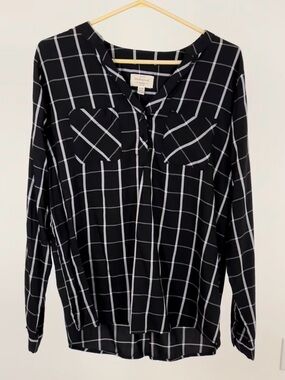 👛(ANY 2/$25) WEATHERPROOF V-Neck Black-Grey Plaid Collarless Long Sleeved Blouse